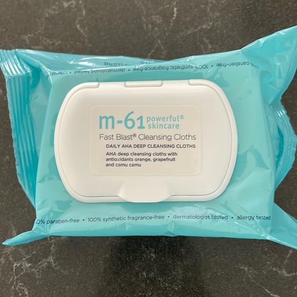 New in package! m-61 Fast Blast cleansing cloths - Picture 1 of 3